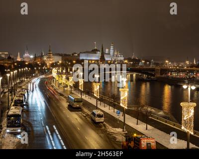 Moskau, Russland - 07. Januar 2021: Nachtansicht des Kremls von der Patriarshy-Brücke. Beleuchteter Moskauer Kreml und Bolschoj-Kamenny-Brücke Stockfoto