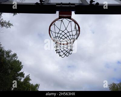 Basketballkorb auf dem Spielplatz im Park im Freien. Hochwertige Fotos Stockfoto