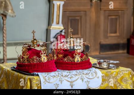 Traditionelle Hochzeitskronen in einer Kirche. Hochzeitskrone in der Kirche bereit für die Ehe Stockfoto