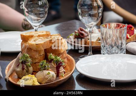 Frische hausgemachte Hühnerleber Pastete auf Brot über rustikal Stockfoto