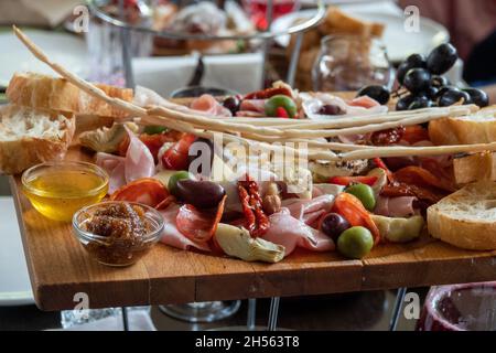 Verschiedene Käsesorten in verschiedenen Formen und Größen Stockfoto