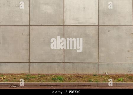 Graue Betonwand mit vielen Betonformen und Gitterlinien Stockfoto