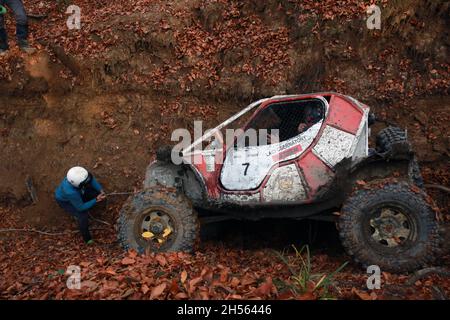 SARATA MONTEORU, RUMÄNIEN - 06. November 2021: Ein Geländewagen in einer Schlucht nimmt an der GTC Trophy Teil der nationalen Meisterschaft. Stockfoto