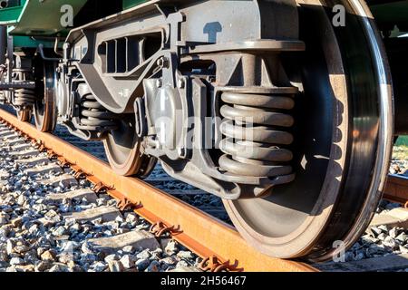 Das Fahrgeck eines Güterwagens auf der Eisenbahnstrecke Stockfoto