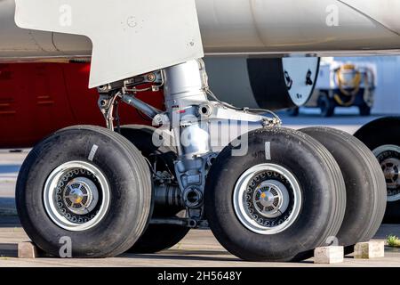 Hauptfahrwerk eines gelagerten Airbus A330-300 Stockfoto