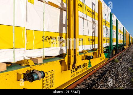 Güterwagen der Schwaiger Holzindustrie beladen mit Schnittholz Stockfoto