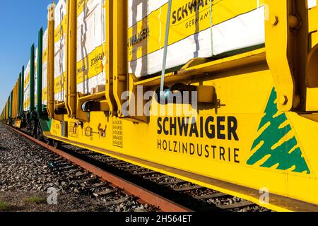 Güterwagen der Schwaiger Holzindustrie beladen mit Schnittholz Stockfoto