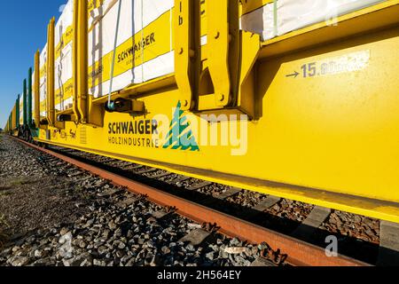 Güterwagen der Schwaiger Holzindustrie beladen mit Schnittholz Stockfoto