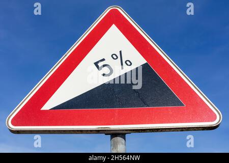 Deutsches Straßenschild: Steiler Grad/aufwärts 5% Stockfoto