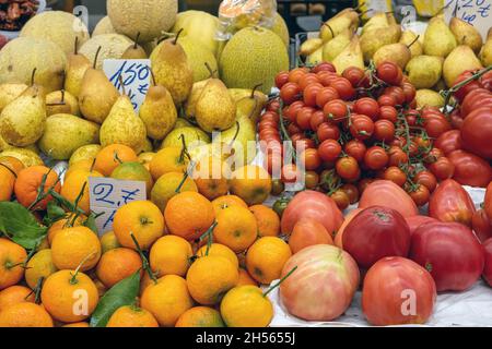 Frisches Obst und Tomaten zum Verkauf auf einem Markt Stockfoto