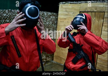 Mailand, Italien. November 2021. Während einer Veranstaltung, die von Enigma Room in Settimo Milanese organisiert wird, passen die Leute die Masken der TV-Serie „Squid Game“ an. Quelle: Piero Cruciatti/Alamy Live News Stockfoto