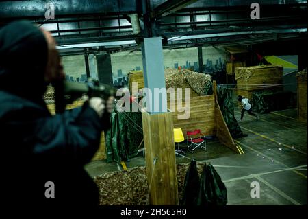 Mailand, Italien. November 2021. Menschen in Kostümen der Fernsehserie „Squid Game“ während einer Veranstaltung, die von Enigma Room in Settimo Milanese organisiert wurde. Quelle: Piero Cruciatti/Alamy Live News Stockfoto