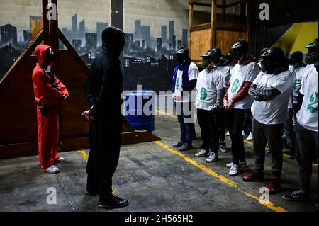 Mailand, Italien. November 2021. Menschen in Kostümen der Fernsehserie „Squid Game“ während einer Veranstaltung, die von Enigma Room in Settimo Milanese organisiert wurde. Quelle: Piero Cruciatti/Alamy Live News Stockfoto