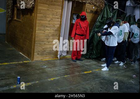 Mailand, Italien. November 2021. Menschen in Kostümen der Fernsehserie „Squid Game“ während einer Veranstaltung, die von Enigma Room in Settimo Milanese organisiert wurde. Quelle: Piero Cruciatti/Alamy Live News Stockfoto