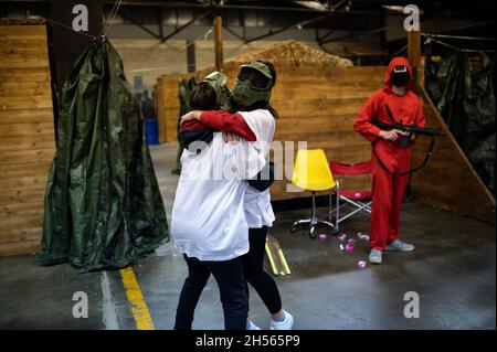 Mailand, Italien. November 2021. Menschen in Kostümen der Fernsehserie „Squid Game“ während einer Veranstaltung, die von Enigma Room in Settimo Milanese organisiert wurde. Quelle: Piero Cruciatti/Alamy Live News Stockfoto