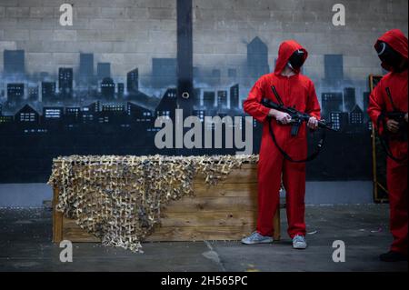 Mailand, Italien. November 2021. Menschen in Kostümen der Fernsehserie „Squid Game“ während einer Veranstaltung, die von Enigma Room in Settimo Milanese organisiert wurde. Quelle: Piero Cruciatti/Alamy Live News Stockfoto