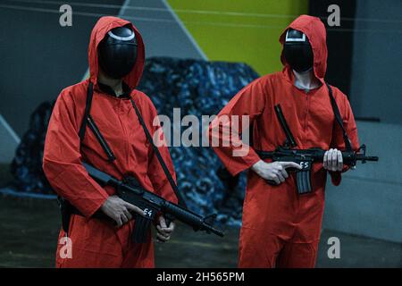 Mailand, Italien. November 2021. Menschen in Kostümen der Fernsehserie „Squid Game“ während einer Veranstaltung, die von Enigma Room in Settimo Milanese organisiert wurde. Quelle: Piero Cruciatti/Alamy Live News Stockfoto