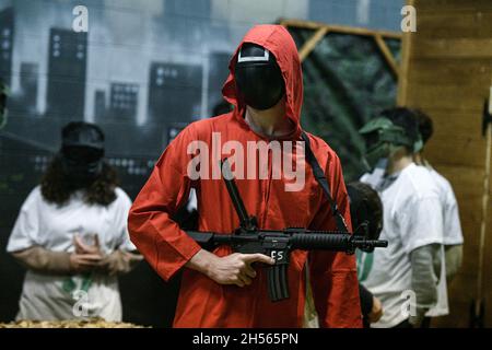 Mailand, Italien. November 2021. Menschen in Kostümen der Fernsehserie „Squid Game“ während einer Veranstaltung, die von Enigma Room in Settimo Milanese organisiert wurde. Quelle: Piero Cruciatti/Alamy Live News Stockfoto