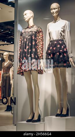POLEN, BYDGOSZCZ - 1. März 2020: Zwei weibliche Schaufensterpuppen zeigen die Kollektion der Frühlingskleidung. Stehende Dummies im Schaufenster. Einkaufen von Frauen Stockfoto