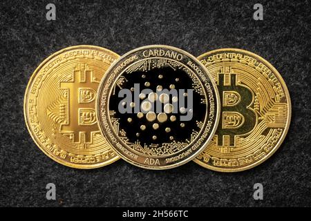 Cardano Ada Münze auf zwei Bitcoin. Stockfoto
