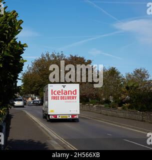 Logo des isländischen Supermarkts auf einem Lieferwagen, der auf der Straße gefahren ist. Stockfoto