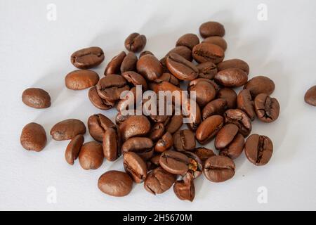 Haufen von gerösteten Kaffeebohnen in weißen Hintergrund isoliert Stockfoto