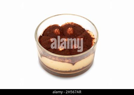 Traditionelle italienische Dessert Tiramisu in Glas Tasse isoliert auf weiß Stockfoto