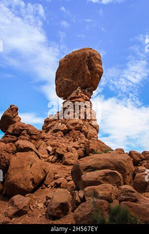 Arches National Park Wanderblick am sonnigen Sommertag | erstaunliche Landschaft mit schrubbendem Vegetation, trockenes Land mit Sandsteinformationen in der Ferne Stockfoto