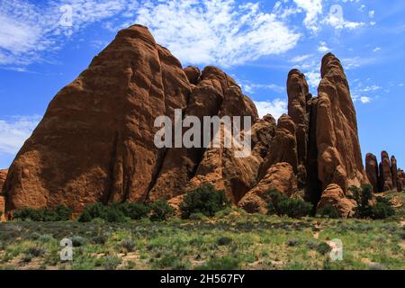 Arches National Park erstaunliche Sandsteinformationen an sonnigen Sommertag | schöne Landschaft mit Sandstein in ungewöhnlichen vertikalen Formen geformt Stockfoto