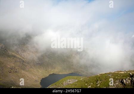 Niedriges Wasser durch Nebel vom Gipfel des alten Mannes von Coniston in der Nähe von Coniston, dem Lake District Cumbria England Stockfoto