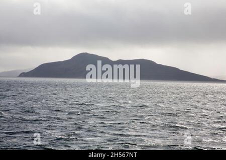 Strommüken über Holy Island und Lamlash Bay die Insel Arran von der Fähre Caledonian Isles Arran North Ayrshire Schottland aus gesehen Stockfoto