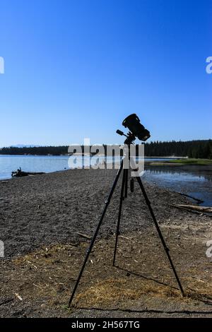 Digitalkamera auf Stativ im Freien an der Küste mit Blick in den Himmel | Digitalkamera in Richtung Himmel aufgestellt, Sonnenfinsternis-Fotografie Stockfoto