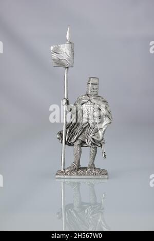 Zinnsoldaten mittelalterlicher Ritter. Ein Ritter mit einem Banner Stockfoto