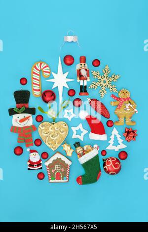 Weihnachtsbaumkugel Dekoration abstraktes Design-Konzept rund um den Globus mit traditionellen Symbolen und Ornamenten auf blauem Hintergrund, Draufsicht, flaches Lay. Stockfoto