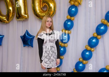 Ein Mädchen auf der Straße in Form der UdSSR , ein Mädchen in Form von 1. September, sowjetische Uniform, Schule, ein Student in Form von 1. September. Stockfoto