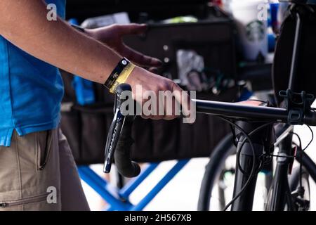 Antalya, Türkei 30. Oktober 2021: Die Mechaniker des Shimano Teams steuern ein Fahrrad im Servicebereich IRONMAN 70.3 Türkei Stockfoto