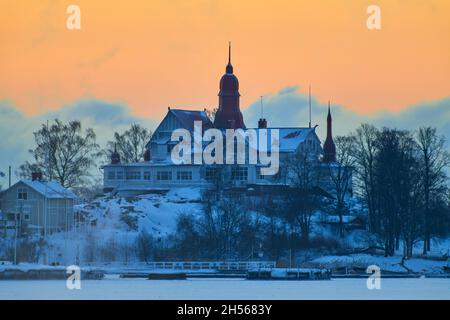 Helsinki, Finnland - 15. Januar 2021: Restaurant Saaristo in einem historischen Holzhaus auf der felsigen Insel Klippan (Luoto) im Helsinkier Archipel Stockfoto