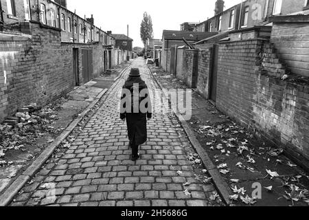 Rücken an Rücken Gehäuse zwischen mit Ginnel oder Gasse Woodgate St und Westbourne Avenue, Bolton, Lancashire Stockfoto