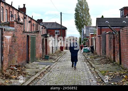 Rücken an Rücken Gehäuse mit Ginnel oder Gasse zwischen Woodgate St und Westbourne Avenue, Bolton, Lancashire Stockfoto