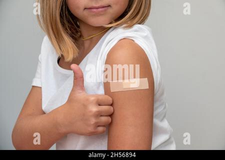 Kinder erhalten Impfstoff auf Seite des Oberschenkels. Kinder-Impfstoff. Stockfoto