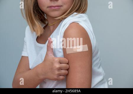 Kinder erhalten Impfstoff auf Seite des Oberschenkels. Kinder-Impfstoff. Stockfoto