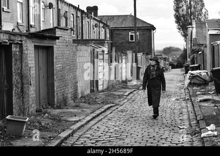 Rücken an Rücken Gehäuse mit Ginnel oder Gasse zwischen Woodgate St und Westbourne Avenue, Bolton, Lancashire Stockfoto