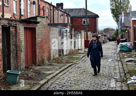 Rücken an Rücken Gehäuse mit Ginnel oder Gasse zwischen Woodgate St und Westbourne Avenue, Bolton, Lancashire Stockfoto