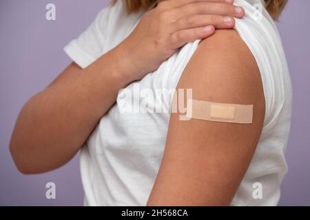 Kinder erhalten Impfstoff auf Seite des Oberschenkels. Kinder-Impfstoff. Stockfoto