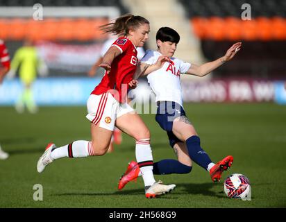 Kirsty Hanson von Manchester United (links) und Ashleigh Neville von Tottenham Hotspur kämpfen während des Barclays FA Women's Super League-Spiels im Londoner Hive um den Ball. Bilddatum: Sonntag, 7. November 2021. Stockfoto