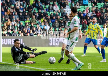 GRONINGEN, NIEDERLANDE - 7. NOVEMBER: Torwart Etienne Vaessen von RKC Waalwijk während des niederländischen Eredivisie-Spiels zwischen dem FC Groningen und dem RKC Waalwijk am 7. November 2021 in Euroborg in Groningen, Niederlande (Foto: Henk Jan Dijks/Orange Picts) Stockfoto