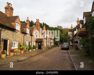 Denkmalgeschützte Feuersteinhäuser im malerischen Dorf Hambleden Buckinghamshire England UK Stag and Huntsman Pub und Wheelers Metzger Stockfoto