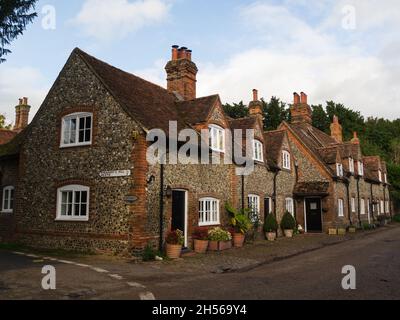 Denkmalgeschützte, aus Feuerstein gebaute Hütten mit roten Ziegeldächern im malerischen Dorf Hambleden Buckinghamshire England GB nutzte den Standort von Fernsehserien Stockfoto