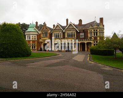 Manor House Bletchley Park einst streng geheimer Wohnsitz der Enigma-Maschine aus dem 2. Weltkrieg Codebreakers ist heute eine Sehenswürdigkeit in Buckinghamshire, England, Großbritannien Stockfoto