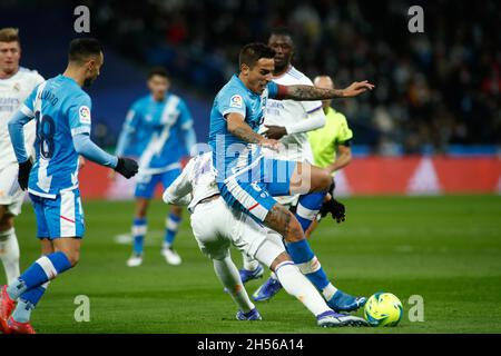 Oscar Trejo von Rayo Vallecano und Carlos Henrique Casemiro von Real Madrid während des Fußballspiels der spanischen Meisterschaft La Liga zwischen Real Madrid und Rayo Vallecano am 6. November 2021 im Santiago Bernabeu Stadion in Madrid, Spanien - Foto: Oscar Barroso/DPPI/LiveMedia Stockfoto